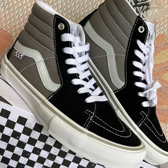 Vans Men’s Skate Sk8-Hi
Reflective Black/Grey
VN0ASFCCN42
Sneakers - Picture 8 of 16